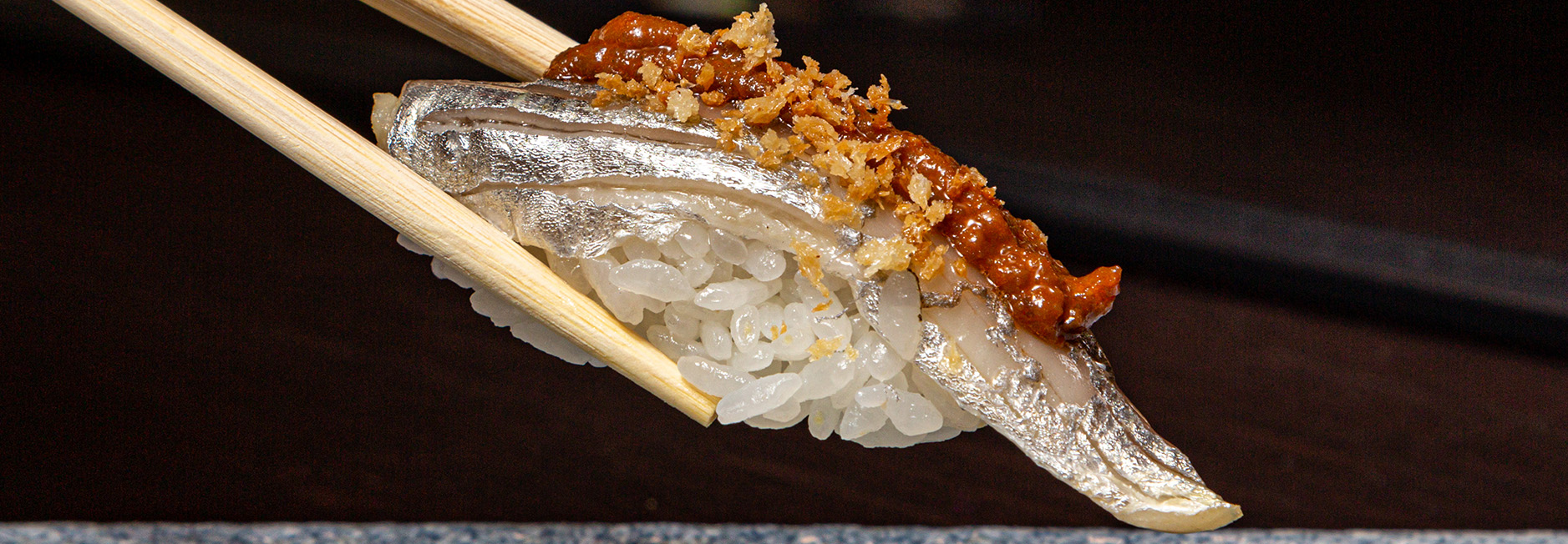 Exquisito plato principal elaborado con técnicas de cocina moderna