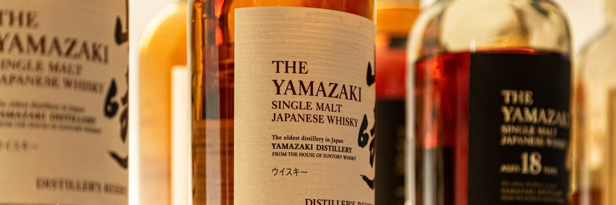 Selección de vinos premium en la carta de vinos de un restaurante