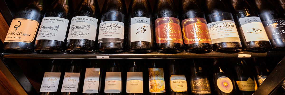Botellas de vino y decantador en una bodega de restaurante