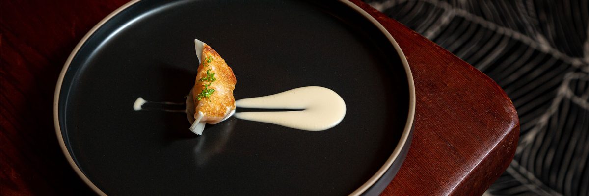 Gyozas crujientes servidas con salsa de soja en Ikigai