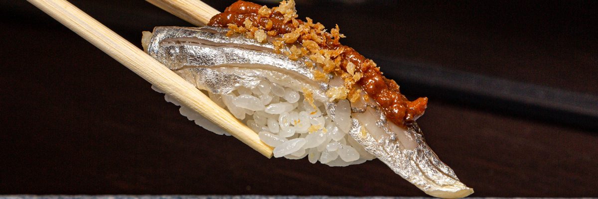 Exquisito plato principal elaborado con técnicas de cocina moderna