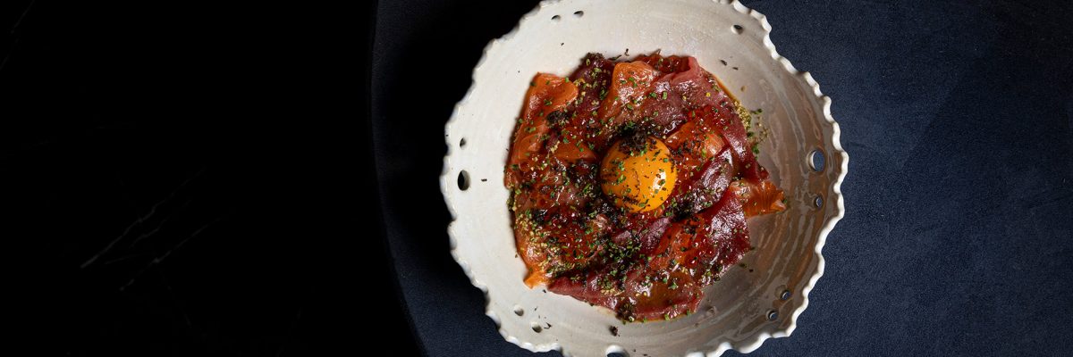 Exquisito plato principal elaborado con técnicas de cocina moderna