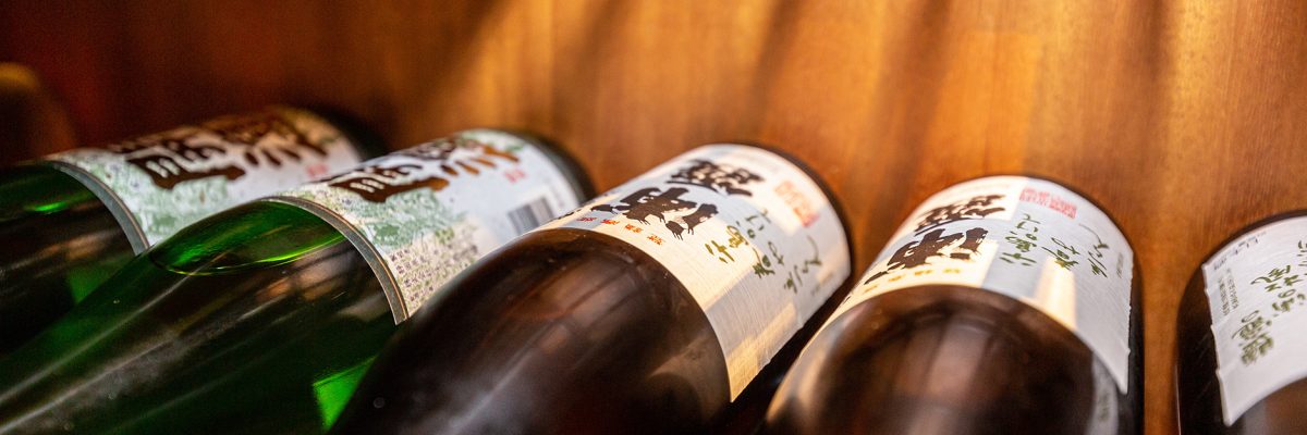 Selección de vinos premium en la carta de vinos de un restaurante